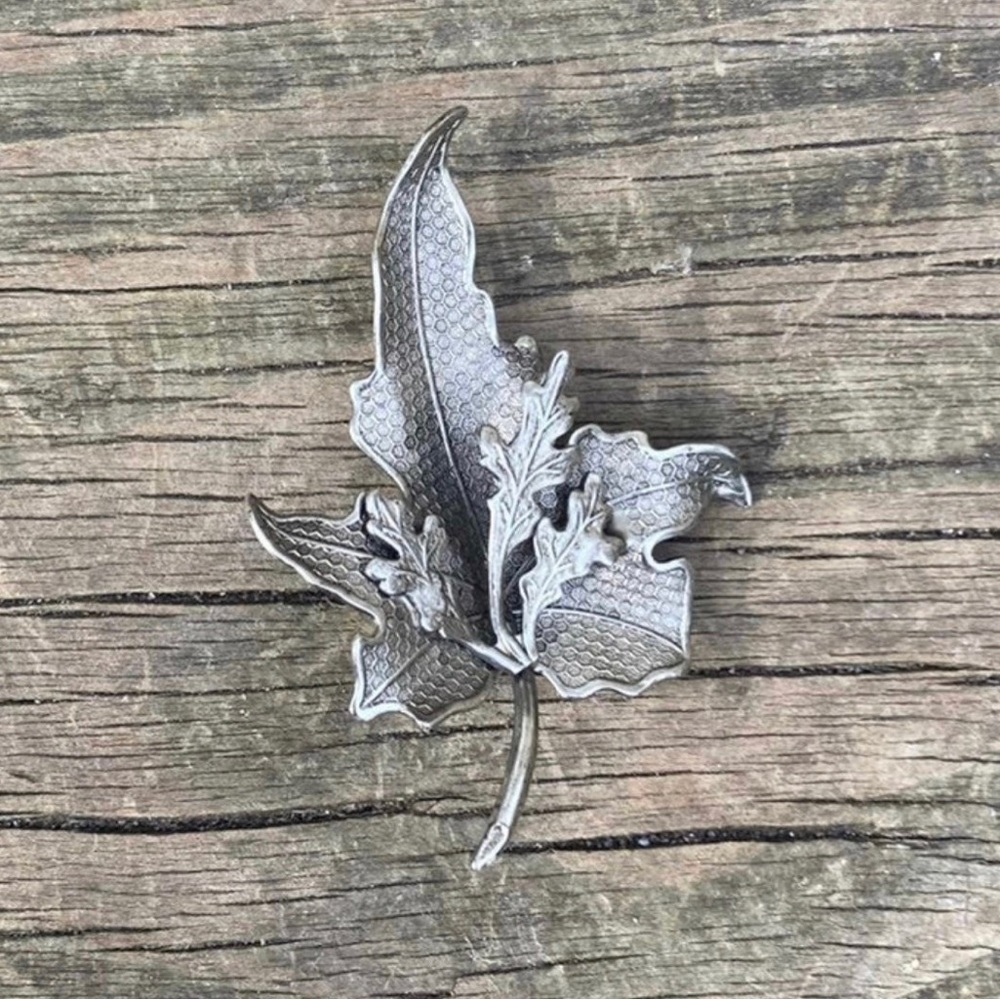 VINTAGE HOLIDAY LEAF BROOCH SILVER TONE